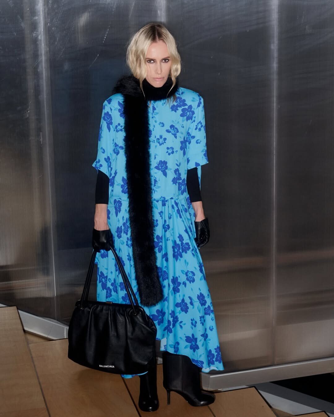 На шоу супербренда Ushatava в московском музее совриска Garage Юлия появилась в ультрамариновом платье-кейпе, гротескных сапогах и сверхукороченных