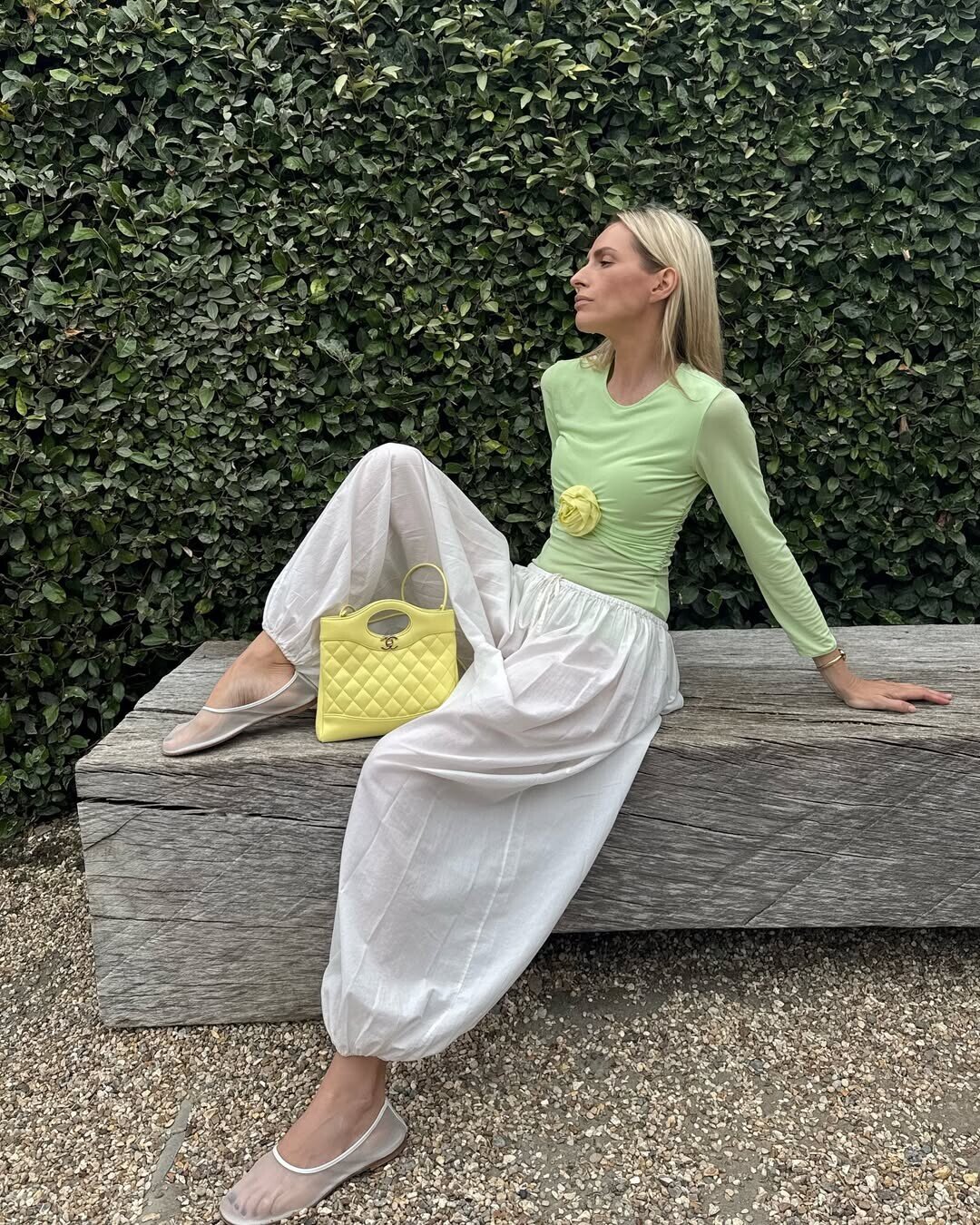 Юлия Воронова носит канареечную сумку Chanel c пастельно-зеленым лонгсливом Blumarine и полупрозрачными алладинами belle you