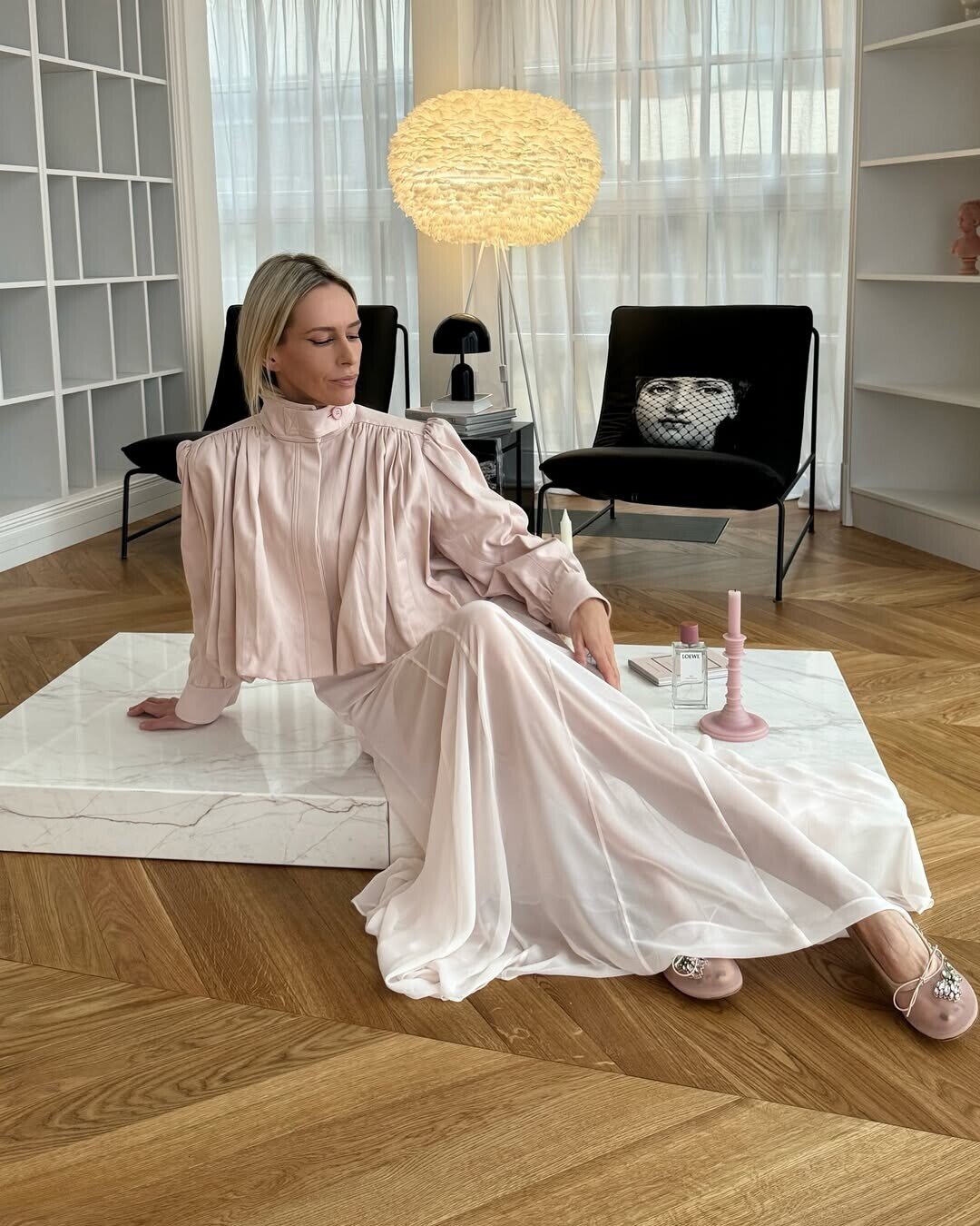 Как создать образцовый пудровый лук? Правильно, при помощи бомбера Chloé, балеток Simone Rocha и полупрозрачной юбки Love Republic