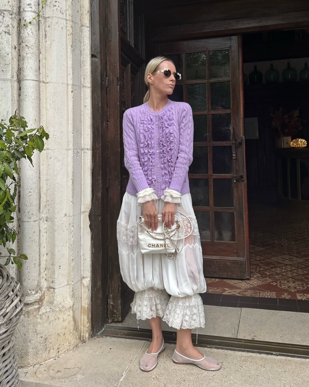 Это комбо: кружевные панталоны Chloé + кардиган-рюша Valentino + flowercore-очки Loewe + сверкающая металлик-сумка Chanel