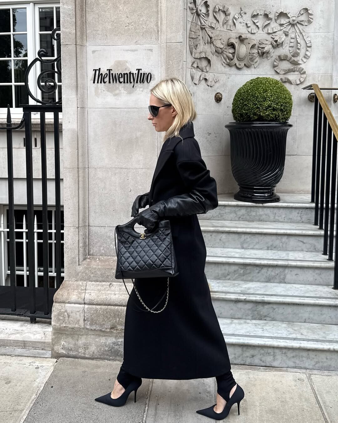 Юлия Воронова восхитительно носит как фантазийные бохо-айтемы Chloé и Valentino, так и стейтмент-шик — например, точеное пальто Autentiments