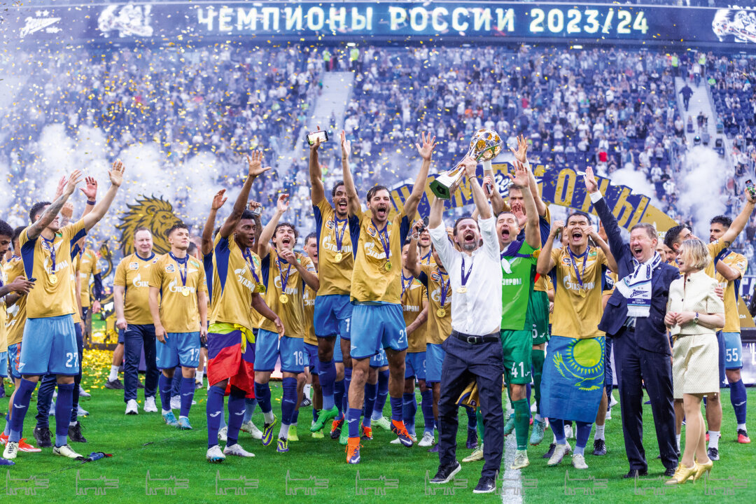 25 мая 2024 года. «Зенит» празднует победу в сезоне-2023/24 в чемпионате России. Церемония награждения кубком и золотыми медалями после матча с