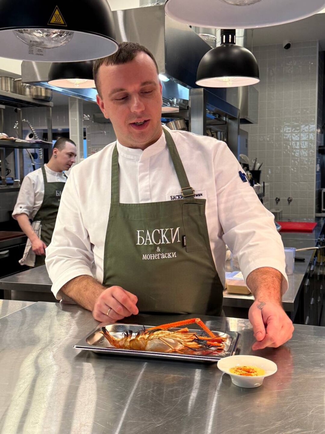 Шеф Вячеслав Гнедовский на кухне