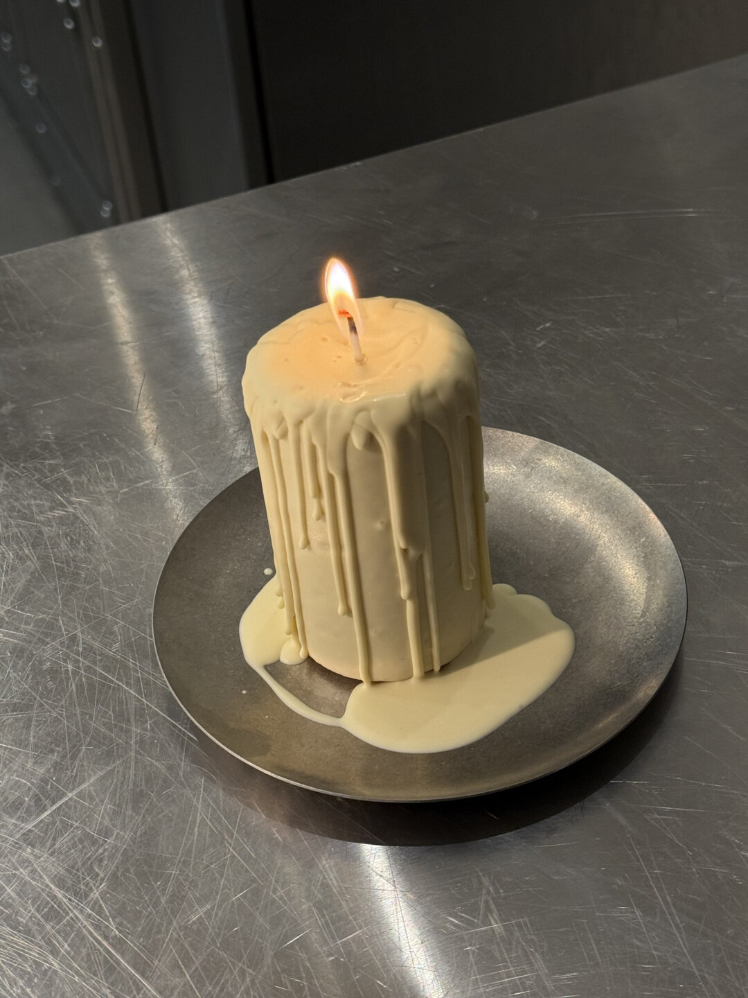 Брауни на белом шоколаде с миндалем — десерт для именинников