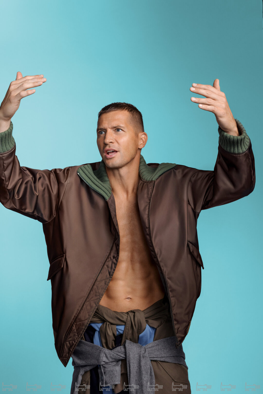 На Михаиле: бомберы, джемпер, брюки, рубашка MVST