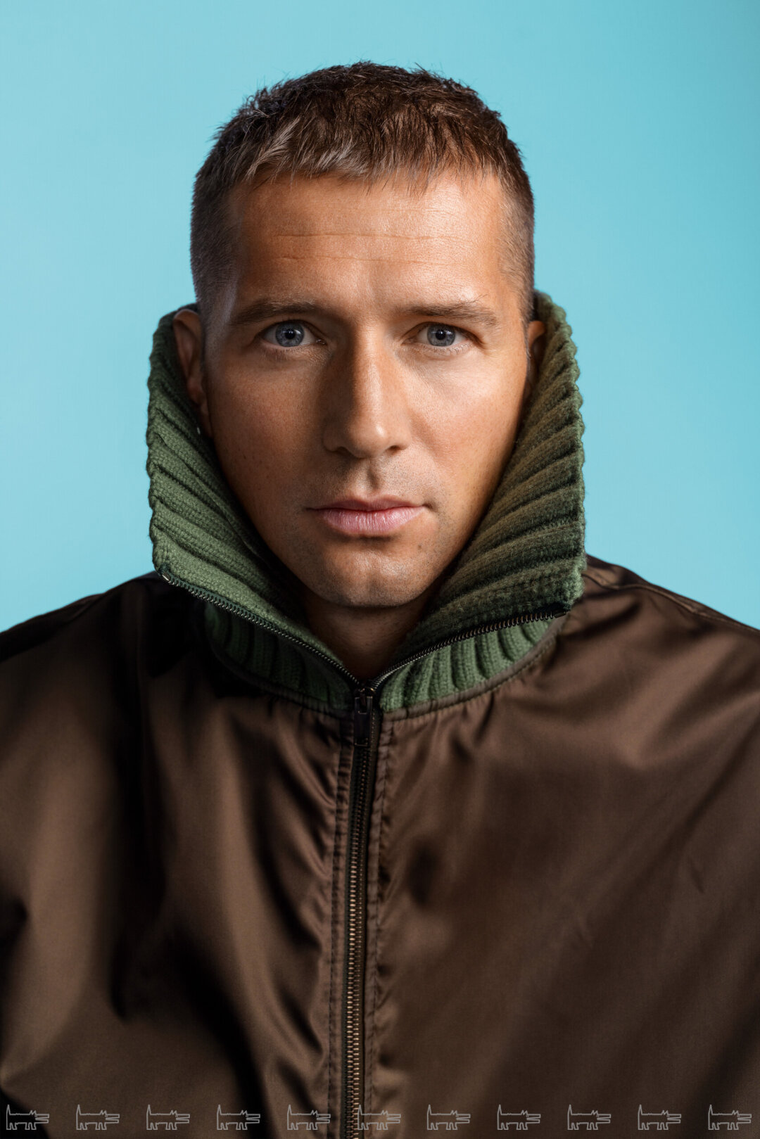 На Михаиле: бомберы, джемпер, брюки, рубашка MVST