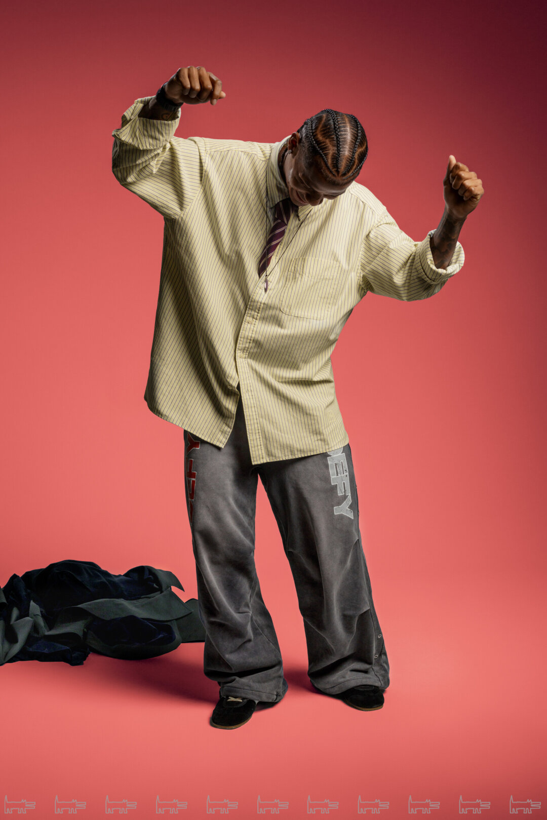 На Вильмаре: плащ ISABEL BENENATO, кеды DRIES VAN NOTEN