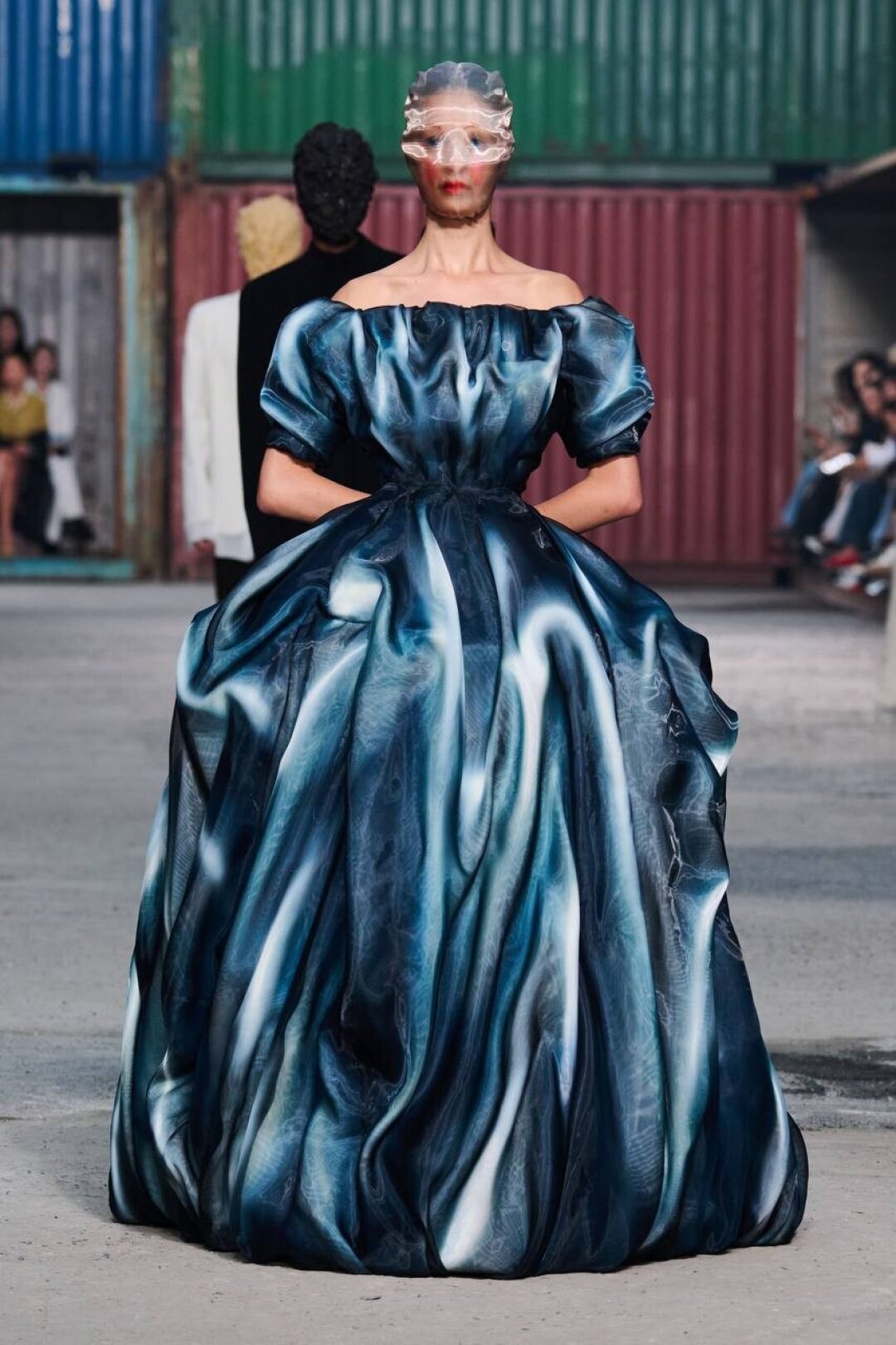 Фарфоровая кукла — двойной фэшн-реверанс. Первый — Джону Гальяно и его кукле-музе по имени Тетушка. Второй — Китаю как одному из важнейших