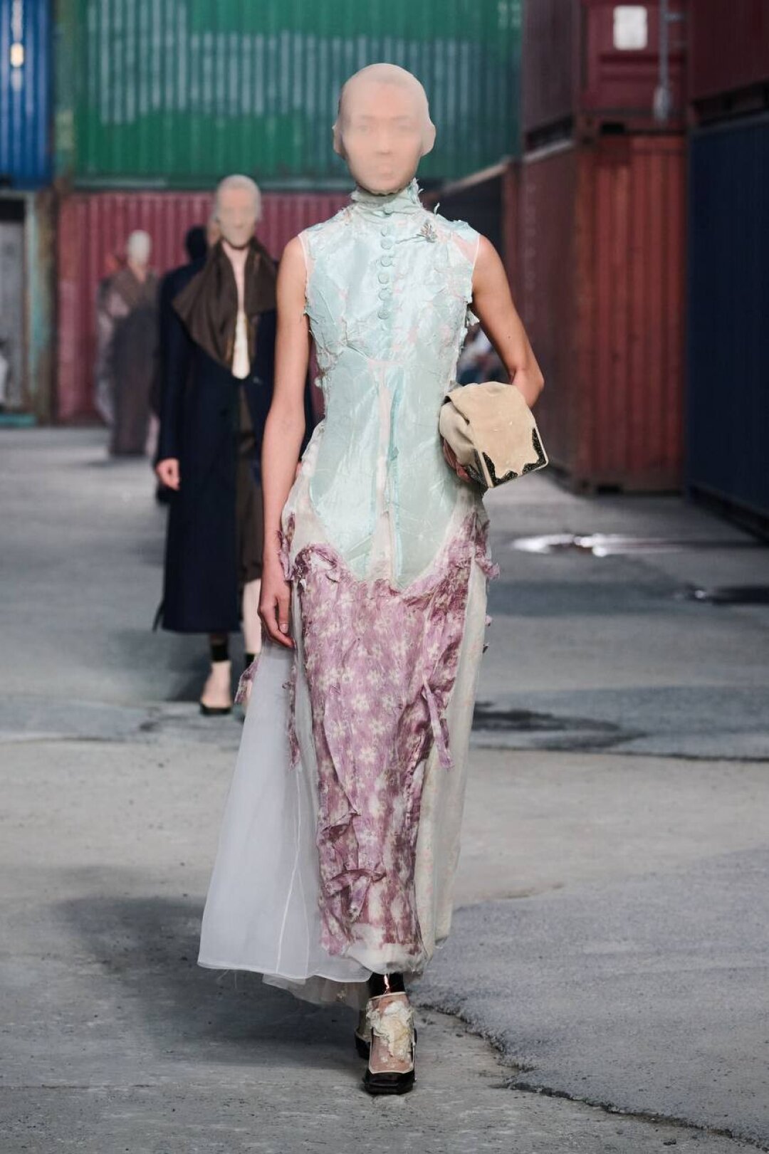 Импровизация на тему ультрамодных платьев-ципао тоже на месте