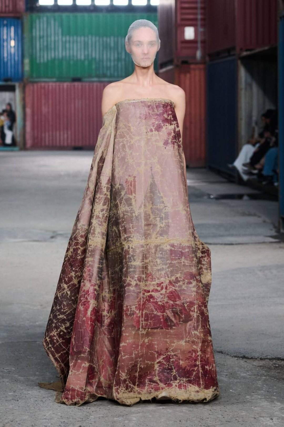 Высокохудожественное вау: платье-бандо, напоминающее старинную потрескавшуюся фреску