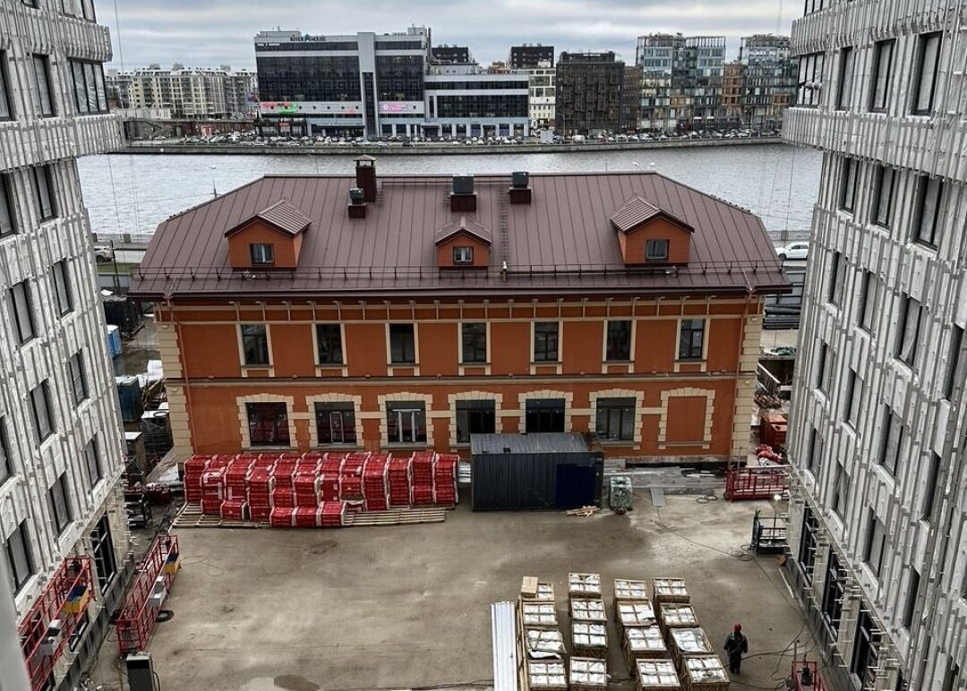 Воспитательный дом 1913 года постройки, который передвинули на 52 метра. Его реставрация завершится к концу 2026 года