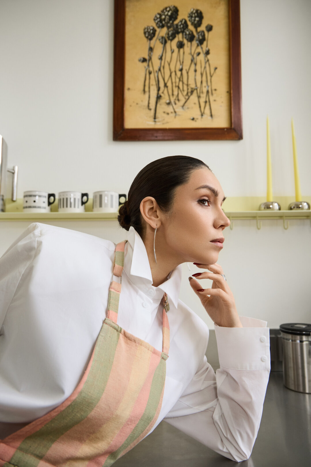 Над Натальей – работа «Без названия» Андрея Оленева.