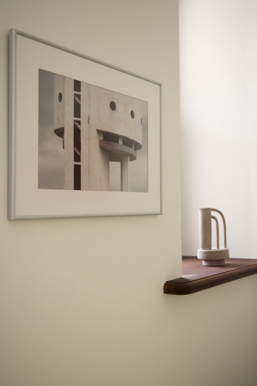 Фотография «Белая башня» Мэтью Мартана и ваза-кувшин «Rhythm 1.2» Анны Цицулиной создают на кухне художественную композицию.