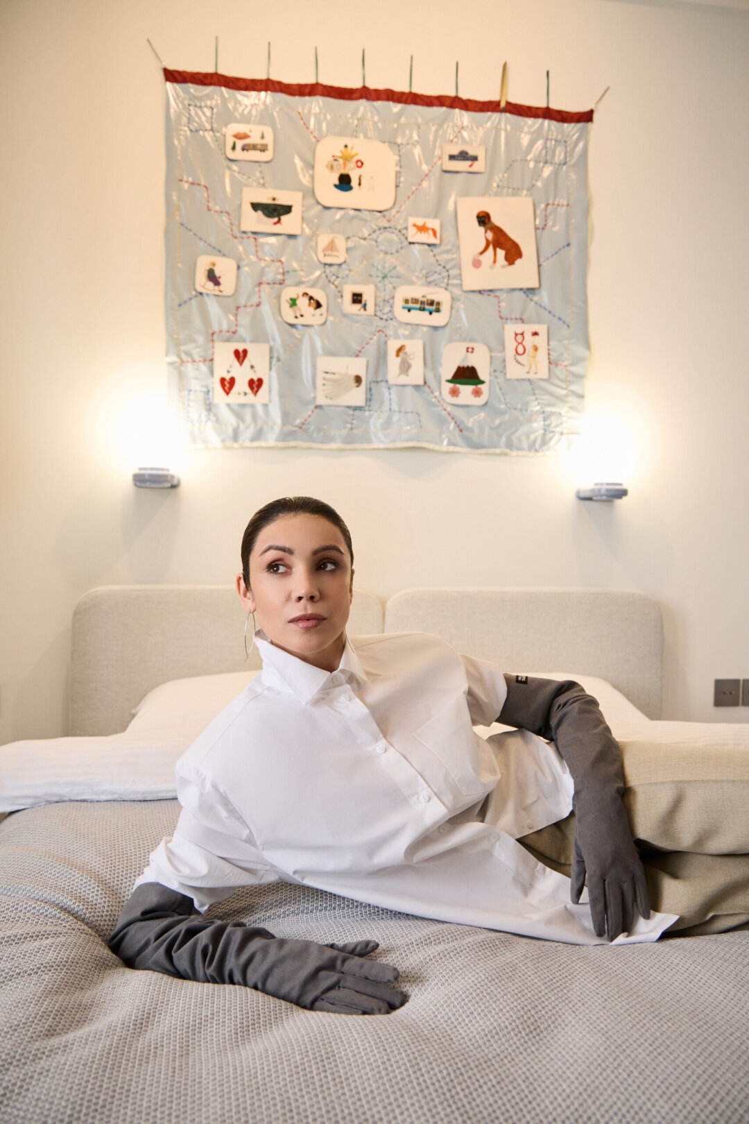 «Трамвай желаний» Родиона Китаева – главный арт-объект этой спальни.