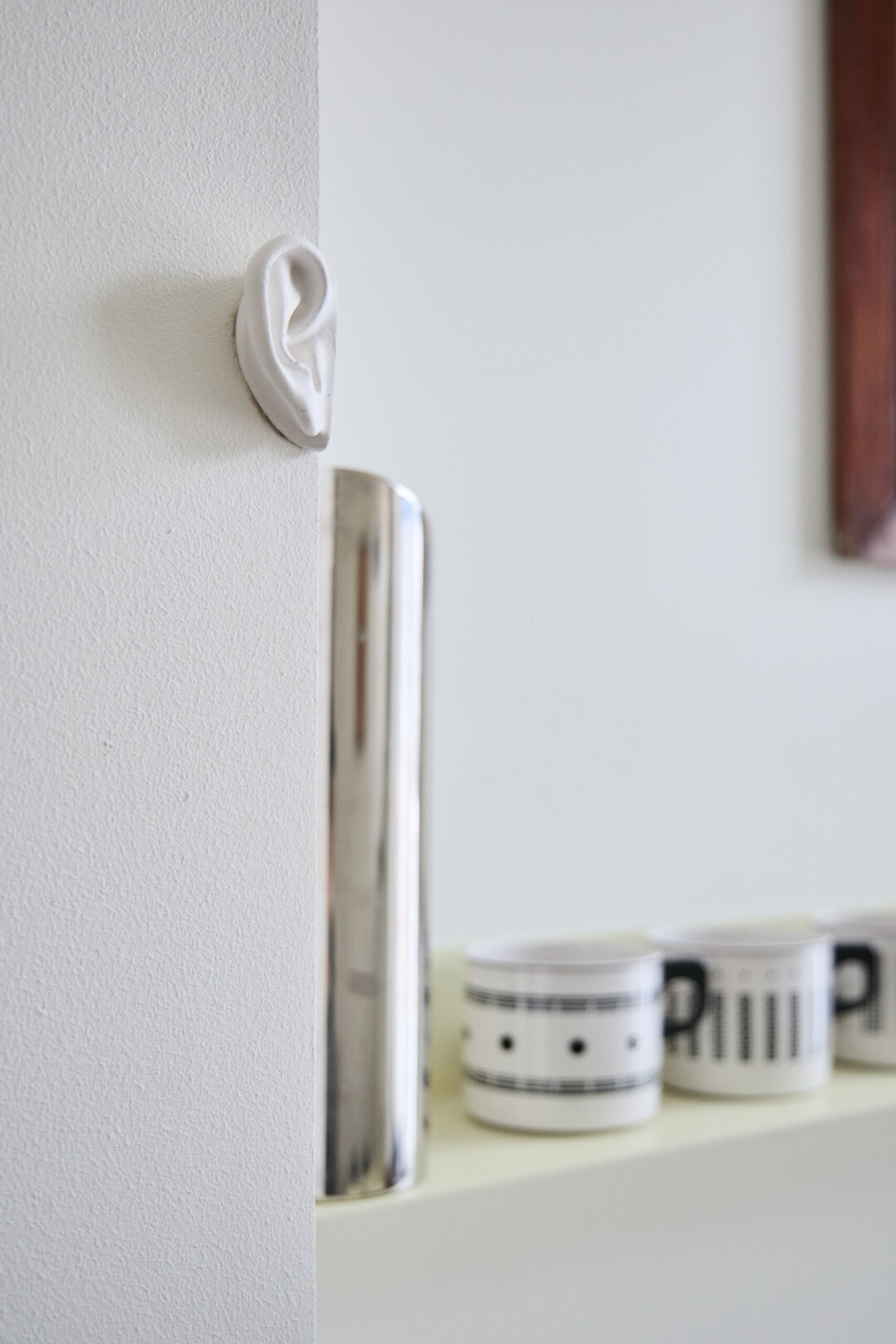 Родина слышит, Родина знает: «Гипсовое ухо» Маяны Насыбулловой – пожалуй, самый загадочный объект квартиры.