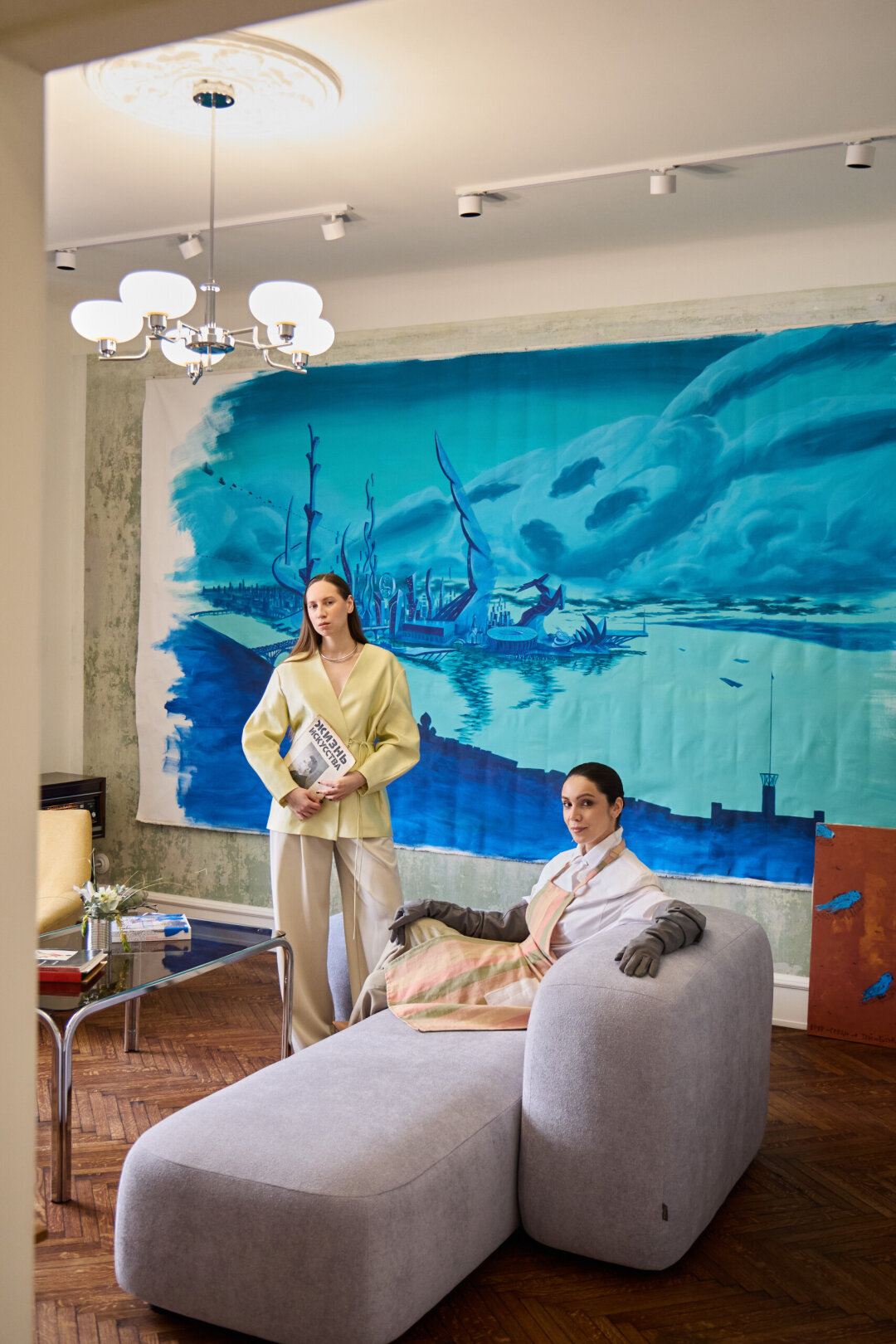 Большое полотно «Стригино 3» Ростана Тавасиева можно назвать смысловой доминантой не только гостиной, но и всей квартиры.