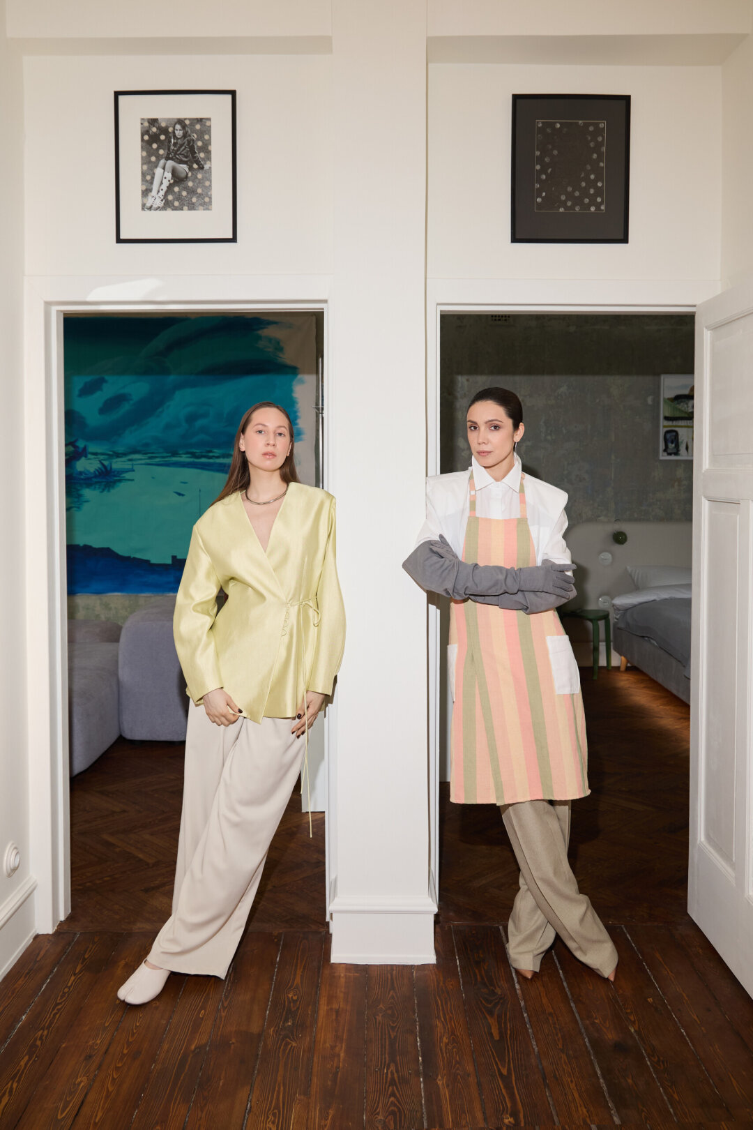 В коридоре представлен диптих «Без названия» Якова Хорева. На Надежде: брюки NUME, жакет ZARINA, таби TENDENCE; На Наталье: рубашка СНЕЖНАЯ КОРОЛЕВА