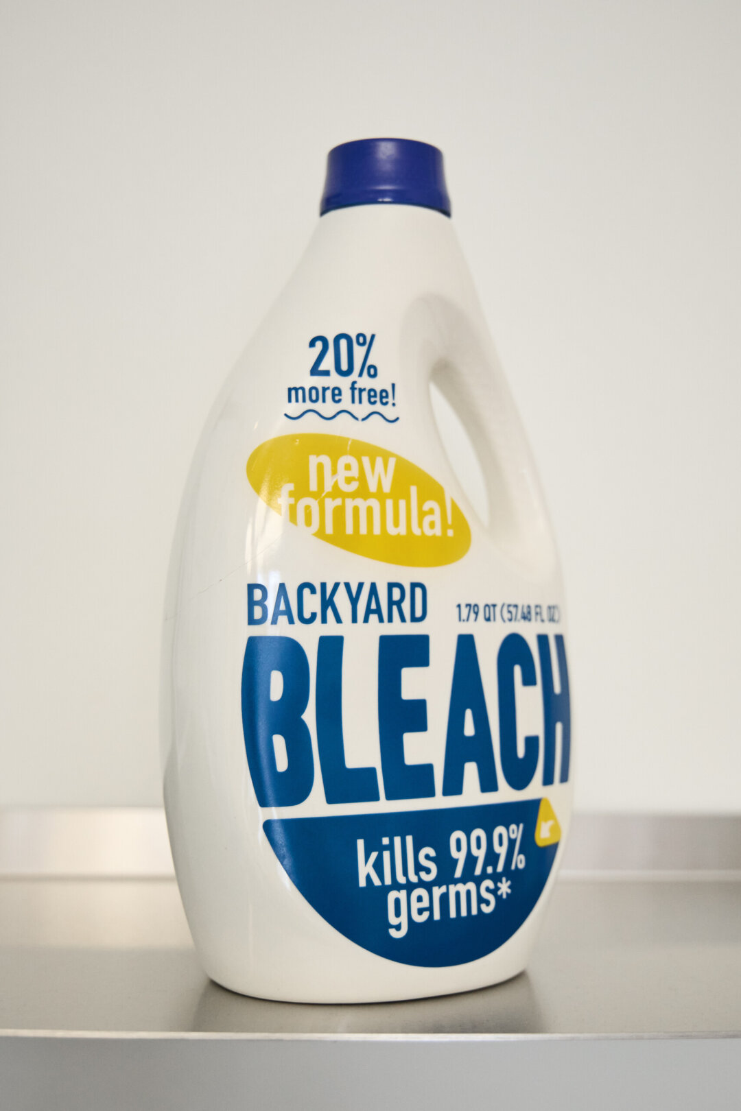 Бутылка отбеливателя – на самом деле керамический арт-объект от Backyard Studio.