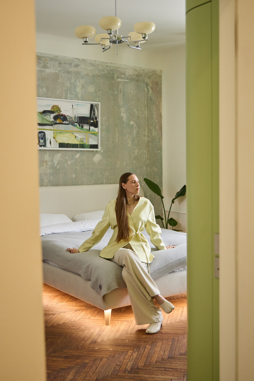 Над кроватью – «Тагильский пленэр» Анны Черепановой.