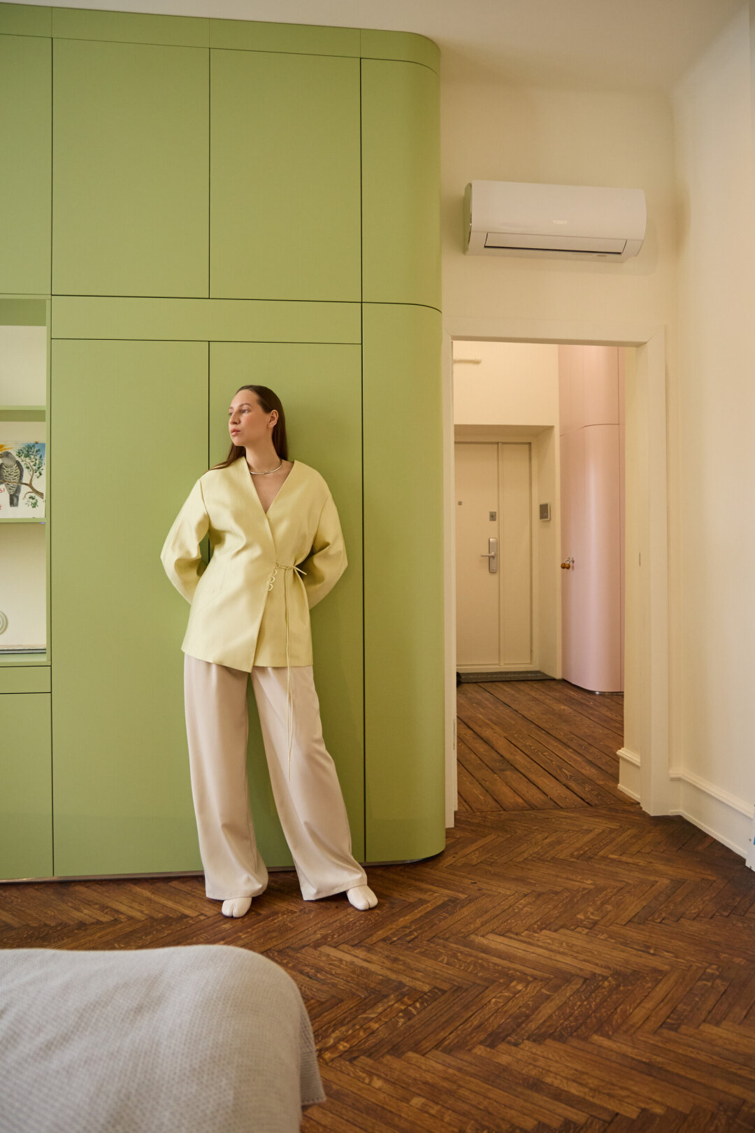 Создатели «Квартиры коллекционера» сохранили здесь старый паркет – он даже немного поскрипывает, когда по нему ходишь.