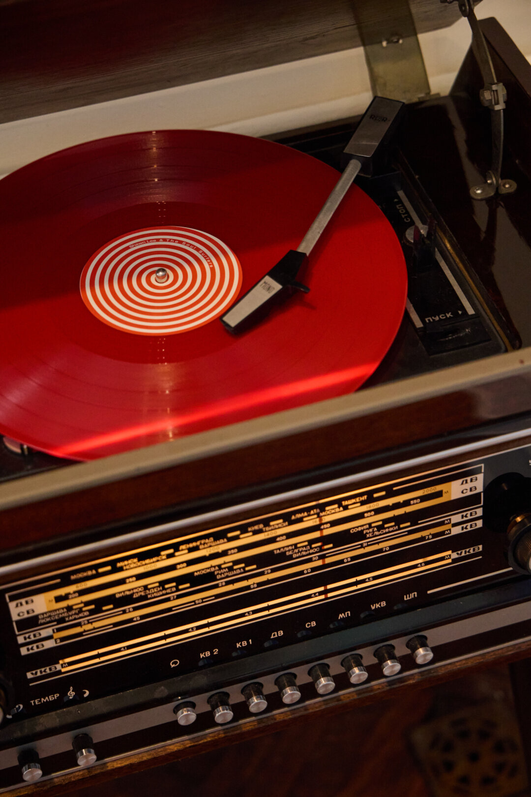 Такие радиолы выпускались в Советском Союзе в середине прошлого века. Аппарат отреставрирован, на нем вполне можно слушать пластинки.