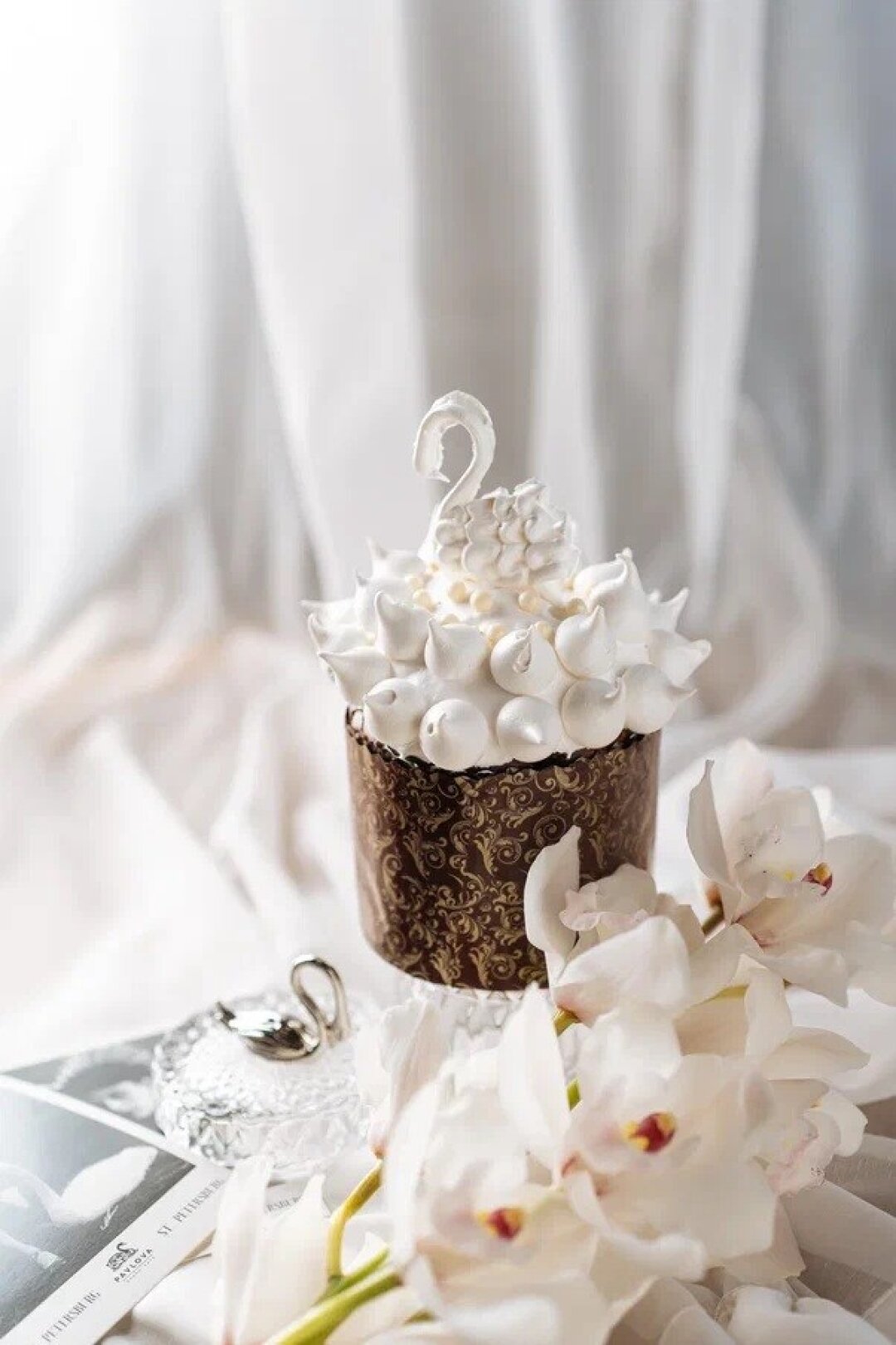 Pavlova Кулич, посвященный легендарной балерине — воплощение эстетики. Основа кулича классическая — воздушная бриошь, пропитанная сиропом с ромом, с