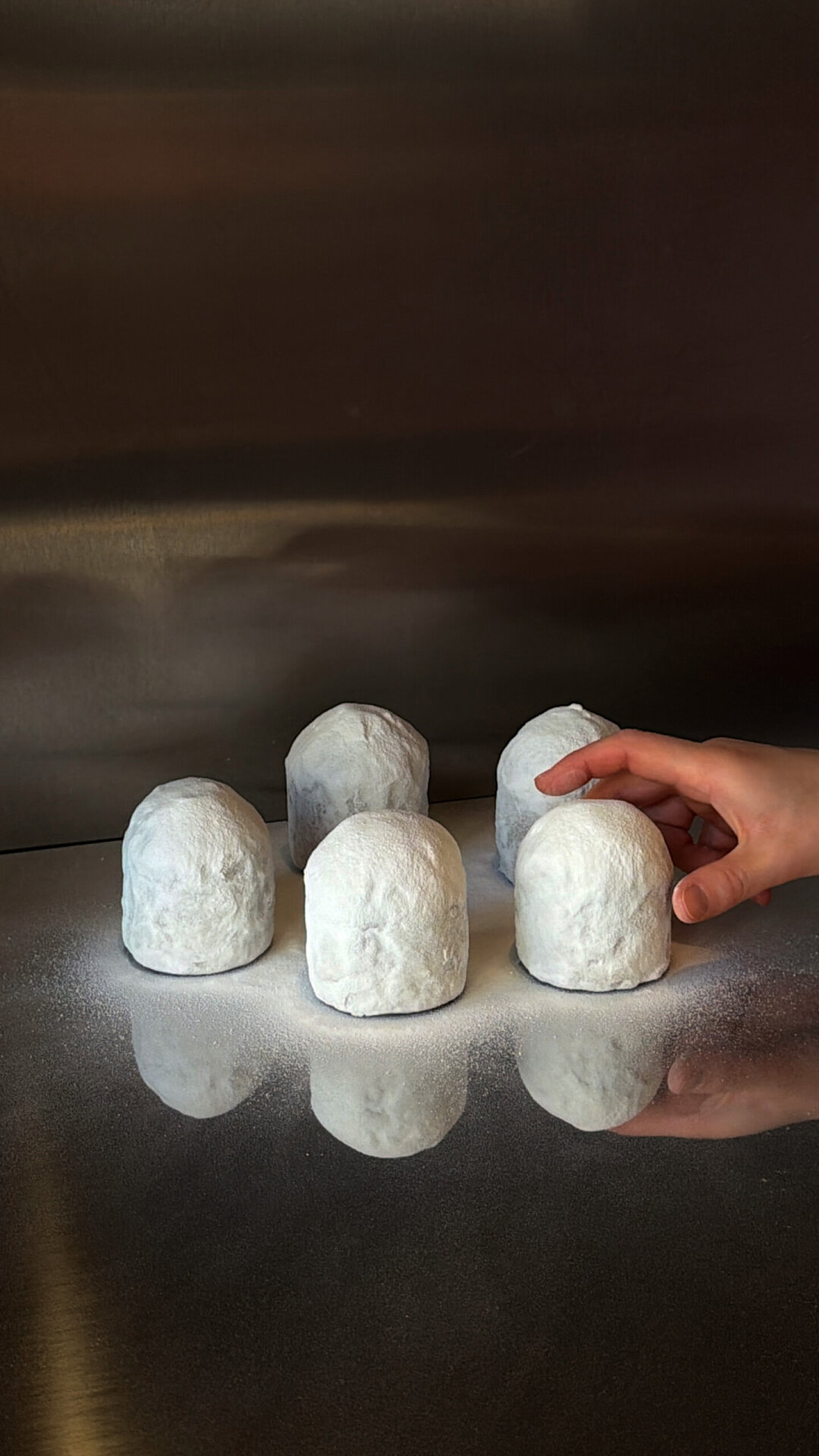 «Кона Кафе» Самый минималистичный стильный кулич с изюмом, сушёной клюквой и шоколадом сверху покрыт кремом и обильно посыпан сахарной пудрой