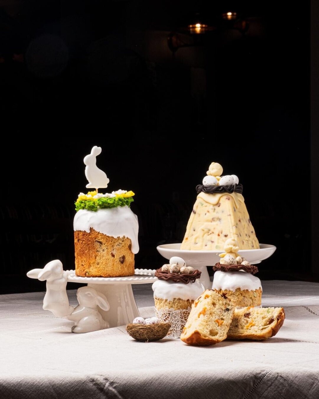 Загородный клуб «Скандинавия» Куличи, шоколадные фигурки из молочного, тёмного и белого шоколада с сублимированными ягодами и она — пасха. Есть два