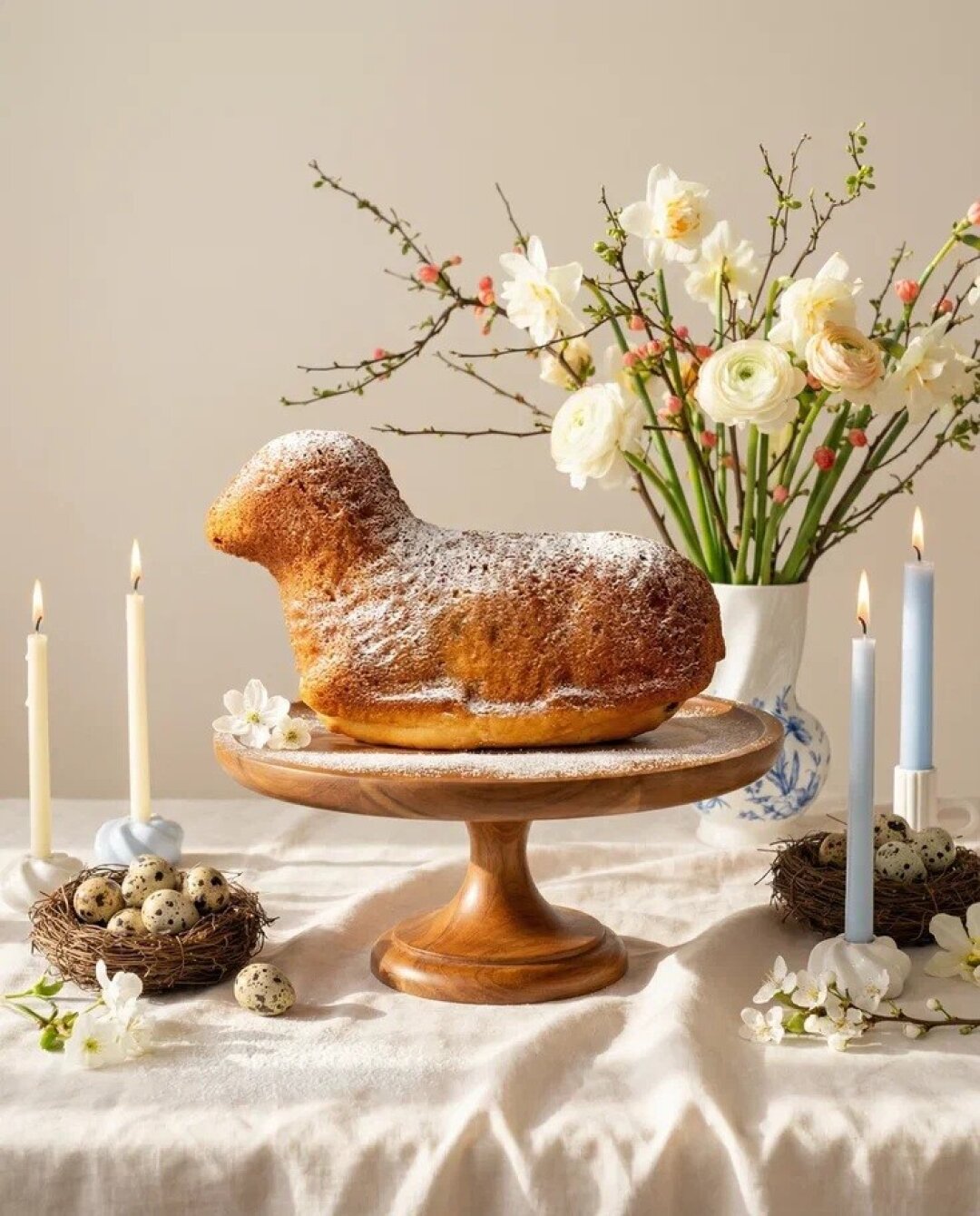 «Север-Метрополь» Кроме освященных куличей в кондитерских можно найти вот такой замечательный творожный кекс «Пасхальный Агнец» (1248 руб.) с изюмом и