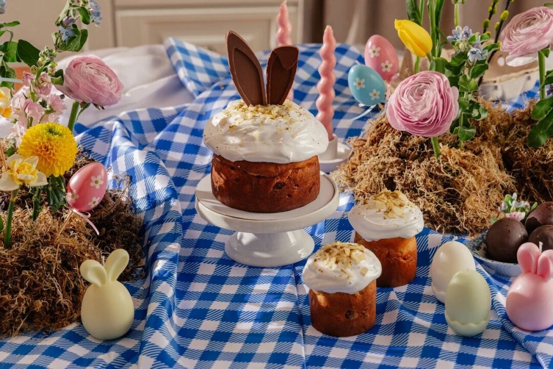 Cake&Breakfast и Pan&Cake Главный секрет вкуса этого кулича (2300 руб.) — начинка из двух видов изюма и вяленой клюквы вымоченных в коньяке. Вместо