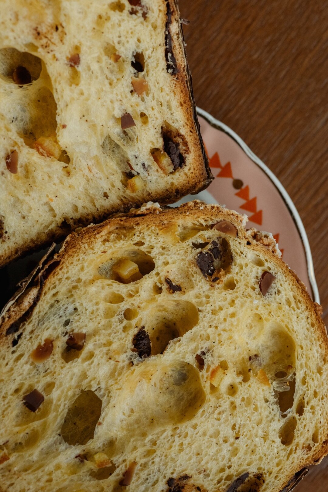 Tondo и La Biga Итальянский панеттоне (3200 руб.) с начинкой из цукатов, бельгийского шоколада и миндаля, приготовленный по традиционному рецепту