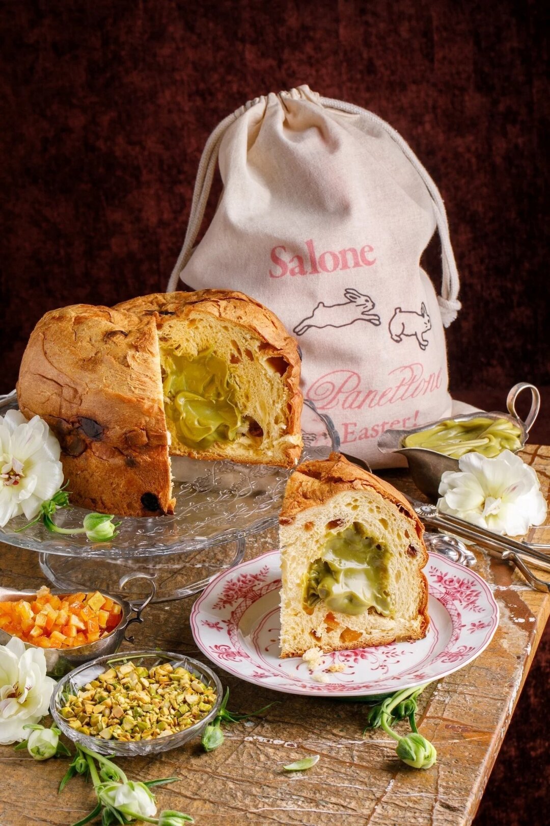 Salone pasta & bar Наши краши! 2 вида панеттоне (7500 руб.) прямиком из Италии — с земляничным кремом или фисташковым ганашом. Каждый упаковывают в