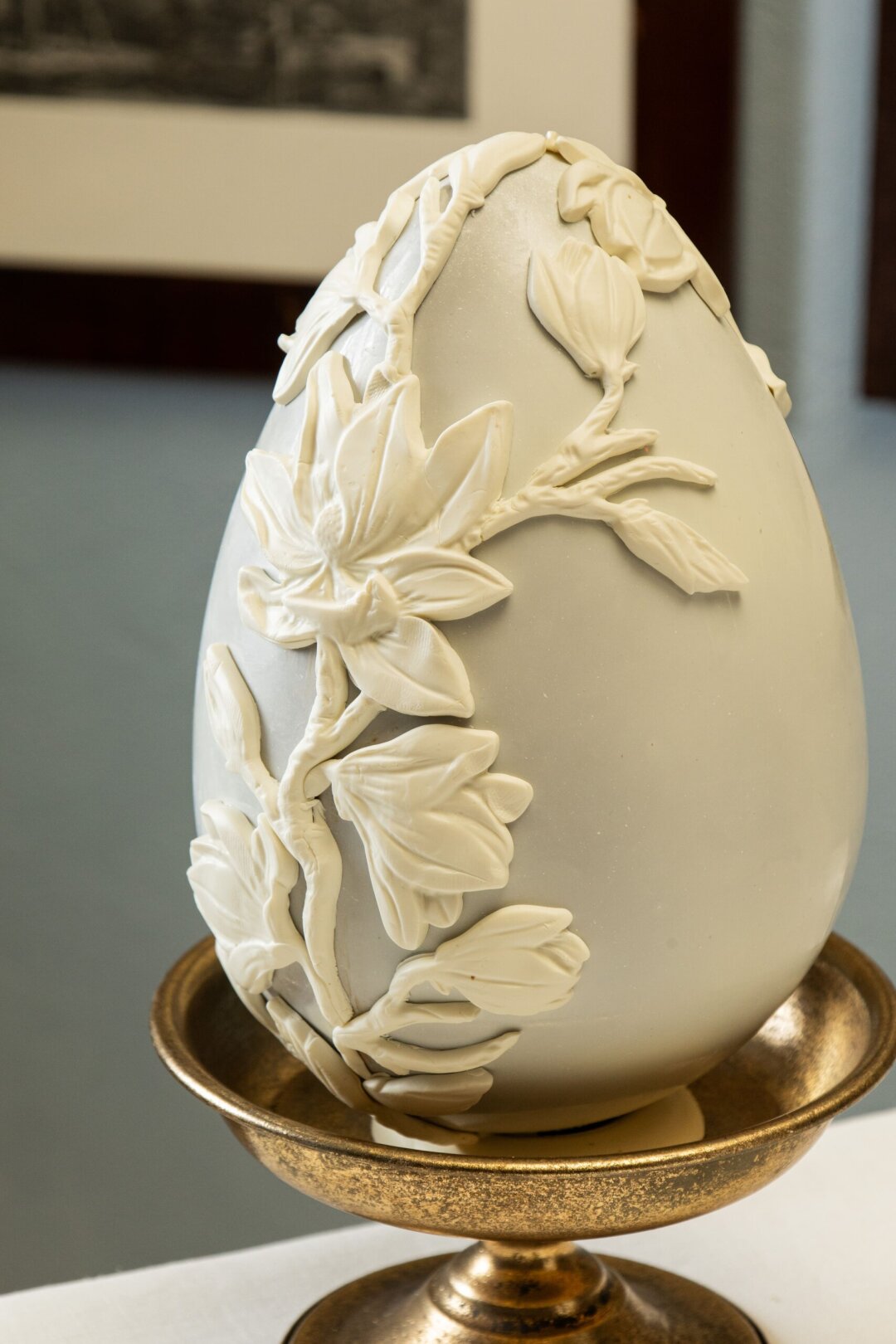 «Гранд Отеле Мойка 22» Только посмотрите на это пасхальное произведение от шеф-кондитера Розанны Чечеткиной – наполненное конфетами шоколадное яйцо