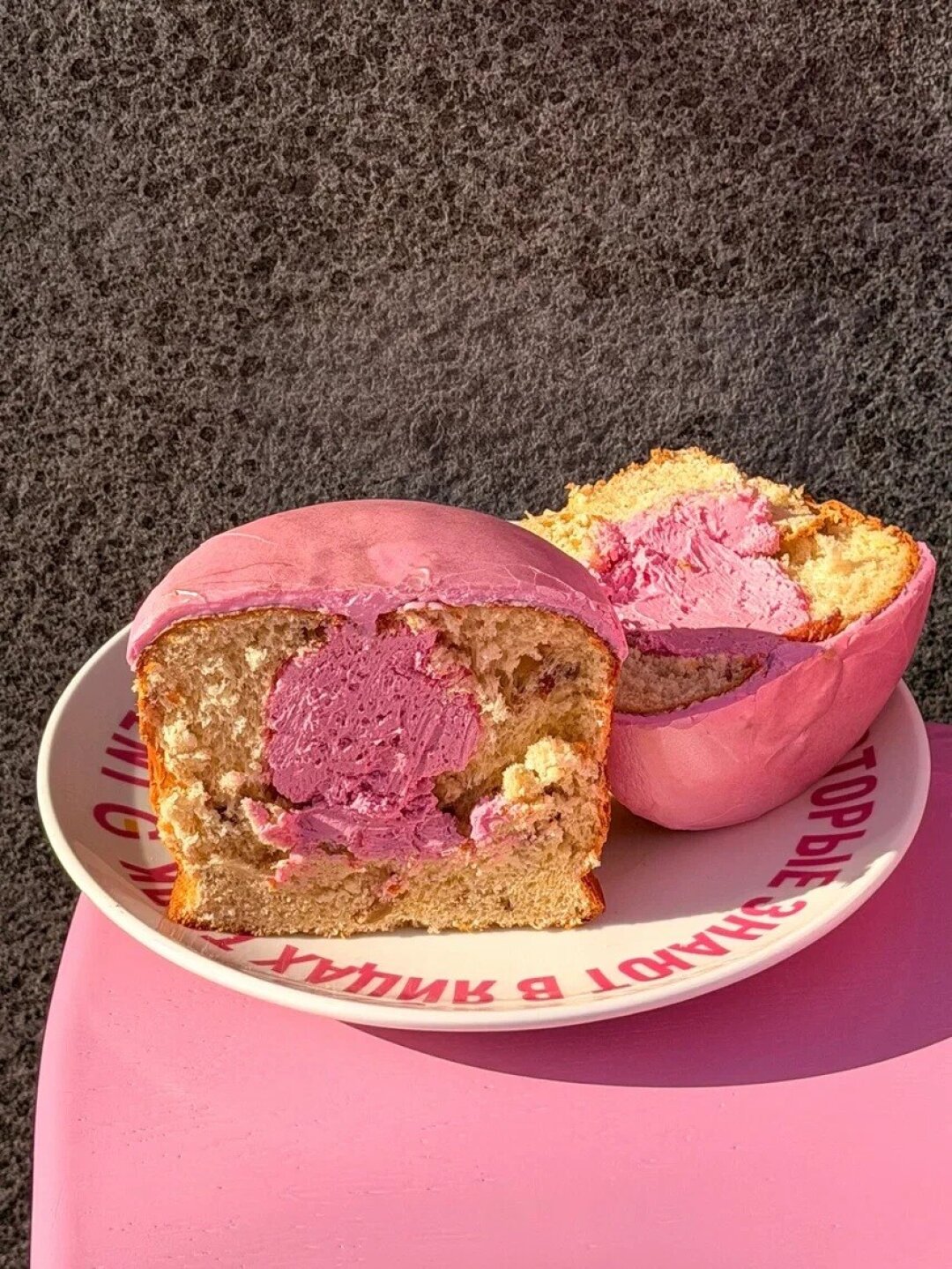 Eggsellent Розовый дроп куличей (999 руб.) доступен как в кафе , так и в «Яндекс Лавке». «Блестящий» — кулич с розовой помадкой и сливочно-кремовой