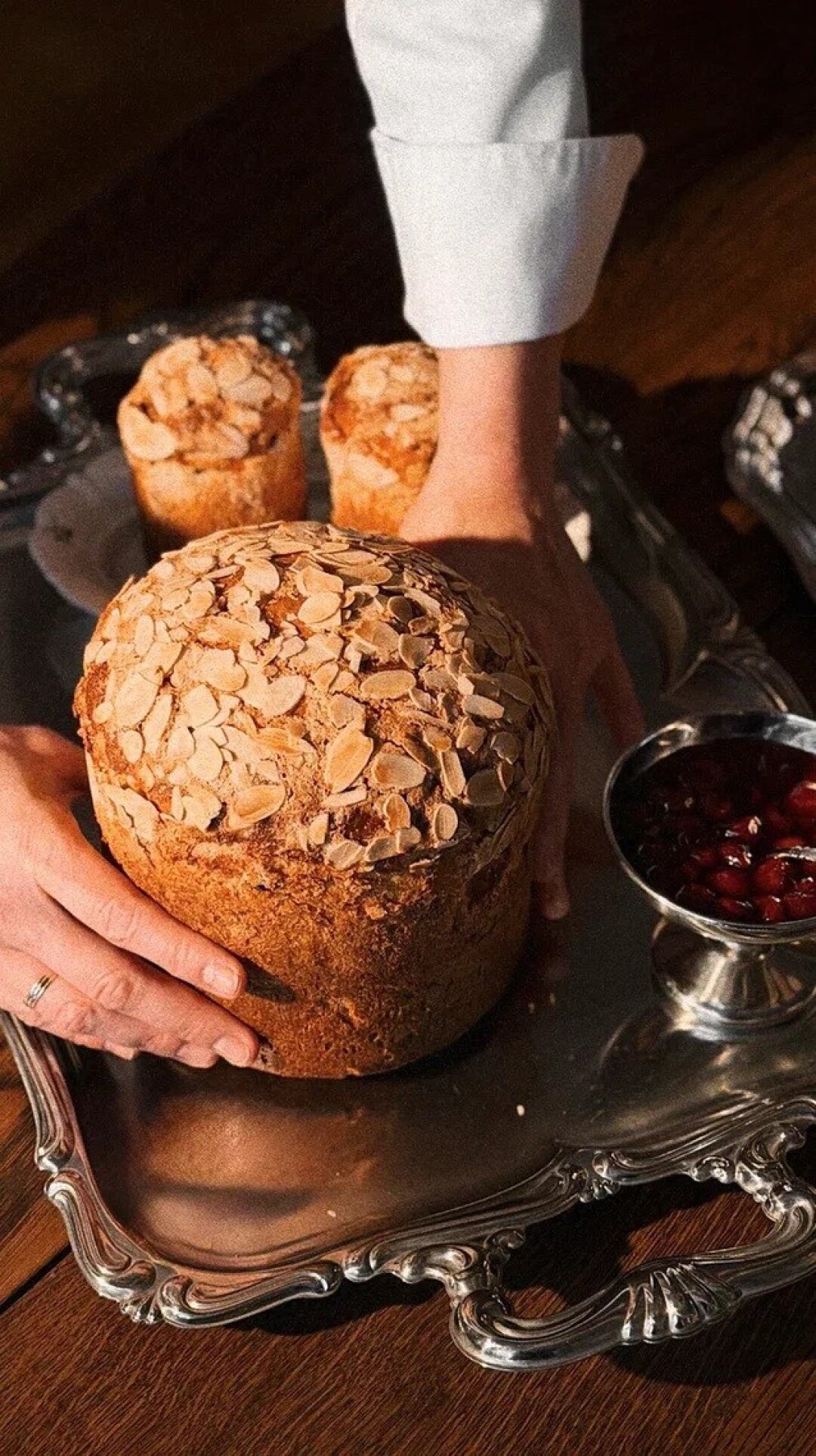 Michèle Бренд-кондитер Michèle Фаина Толстая и шеф-кондитер Анна Мельхер приготовили 100 ремесленных люкс-куличей (6000 руб.) с вишней в роме и