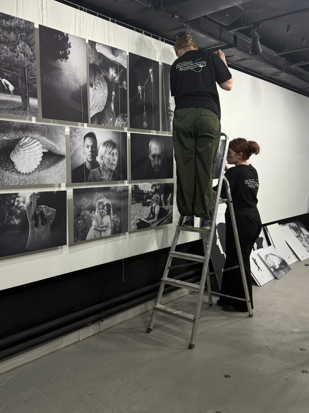 Команда «Арт Ели» готовится к открытию выставки «ЧБ»