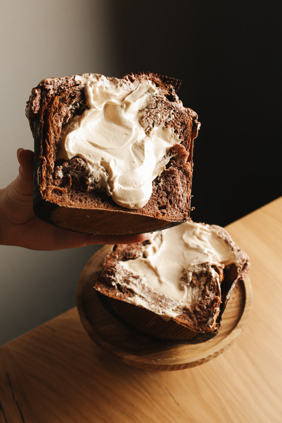 Рестораны Алексея Алексеева Вам шоколад или апельсин? Шоколадный кулич (3000 руб.) готовят на воздушной бриоши с бельгийским какао, ванилью и