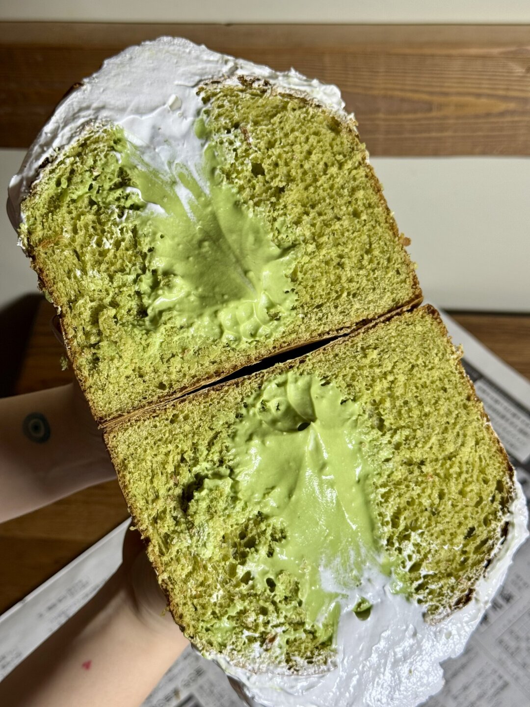 «Кусацу» Кулич в японском стиле (1990 руб.) — это матча-тесто на базе молочного шокупана с матча-кремом на белом шоколаде и воздушной шапкой из