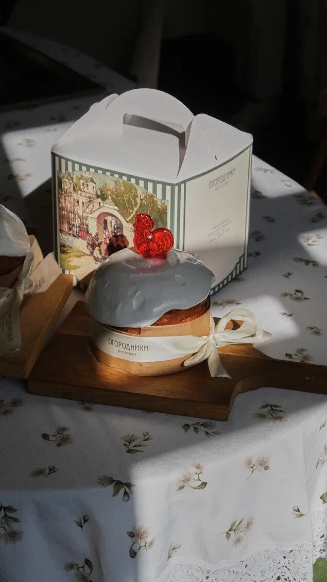 «Огородники» В основе этой пасхальной сдобы (1250 руб.) лежит традиционное тесто, в которое добавляют клюкву, вымоченную в роме, и цедру апельсина