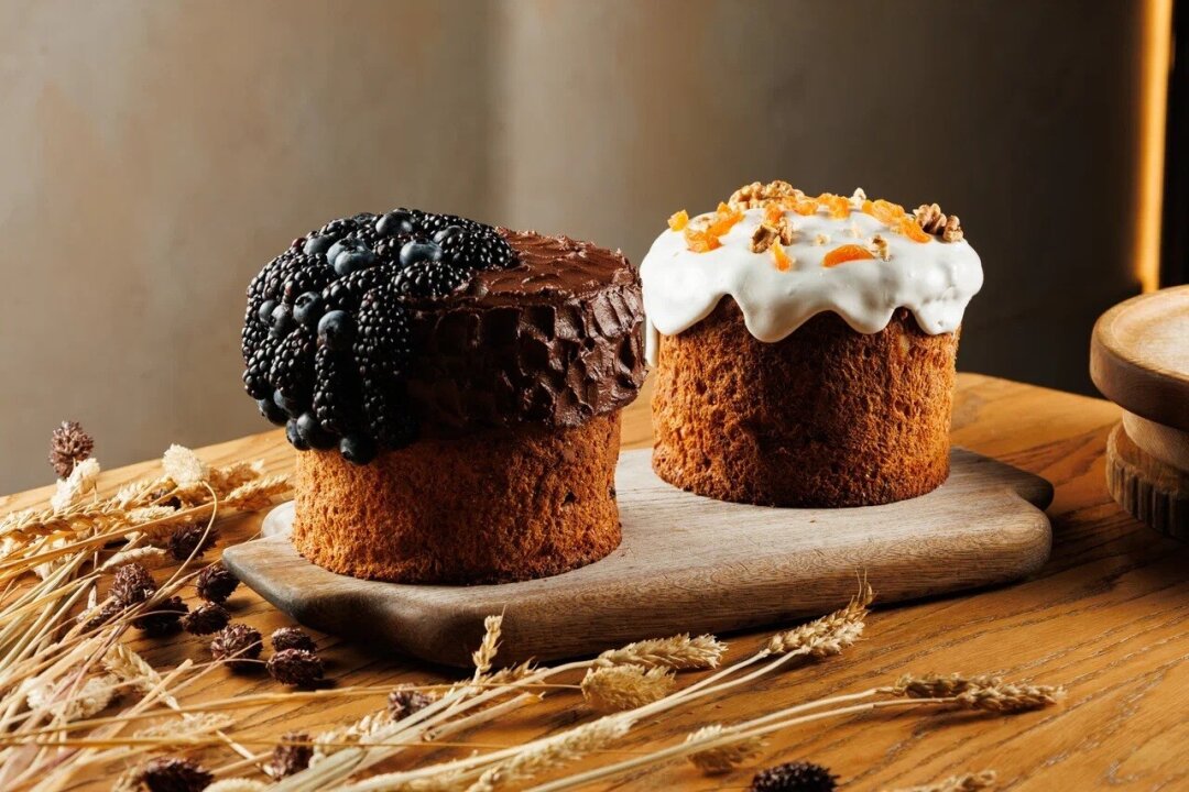 Vakh В этом году команда подготовила две версии пасхального угощения в грузинском стиле. Кулич с абрикосовым кремом и грецким орехом (1800 руб.) или