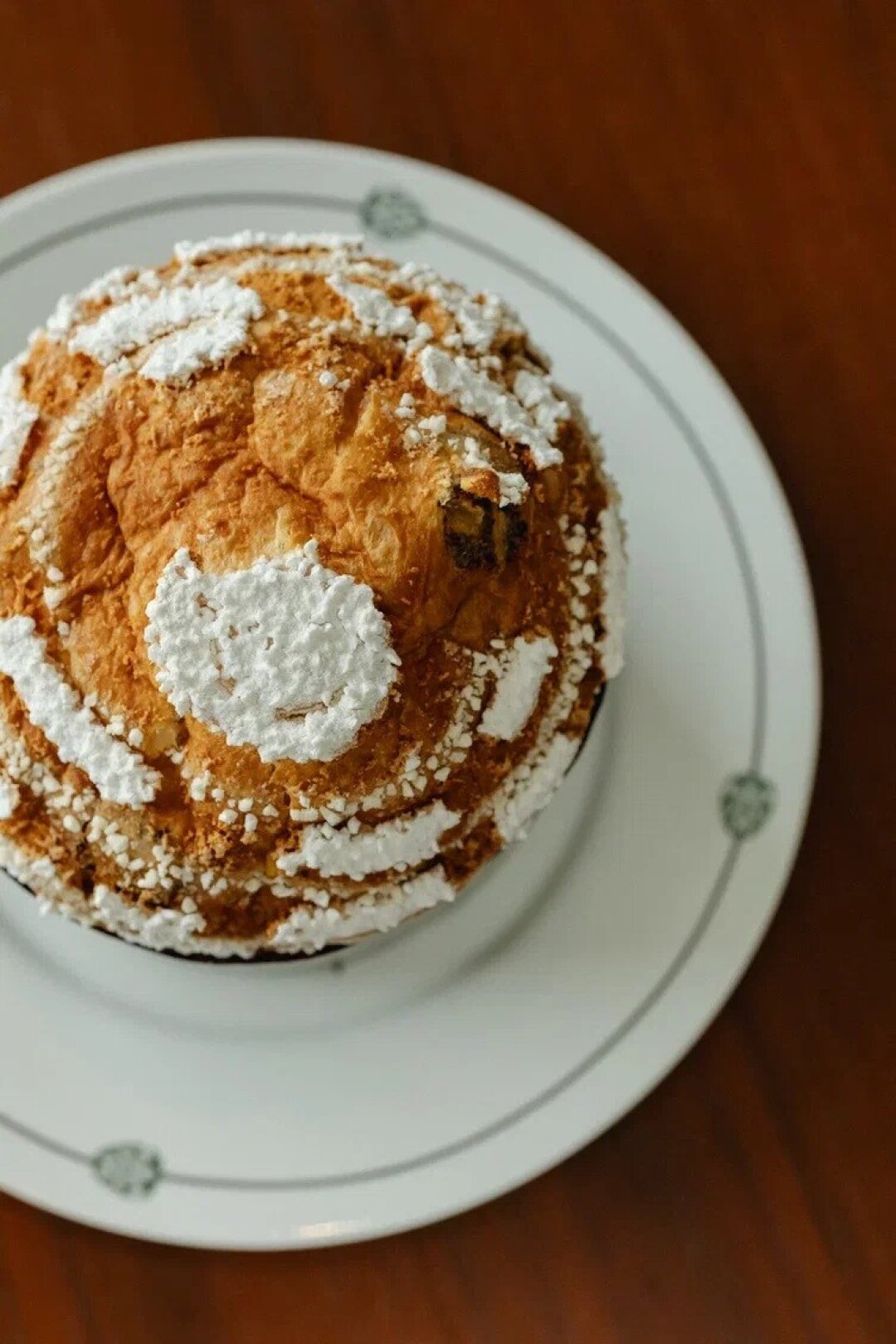 AGA Панеттоне (7500 руб.) на закваске Левито Мадре, благодаря которой тесто получается мягким, пористым и волокнистым — с текстурой, которая ценится в