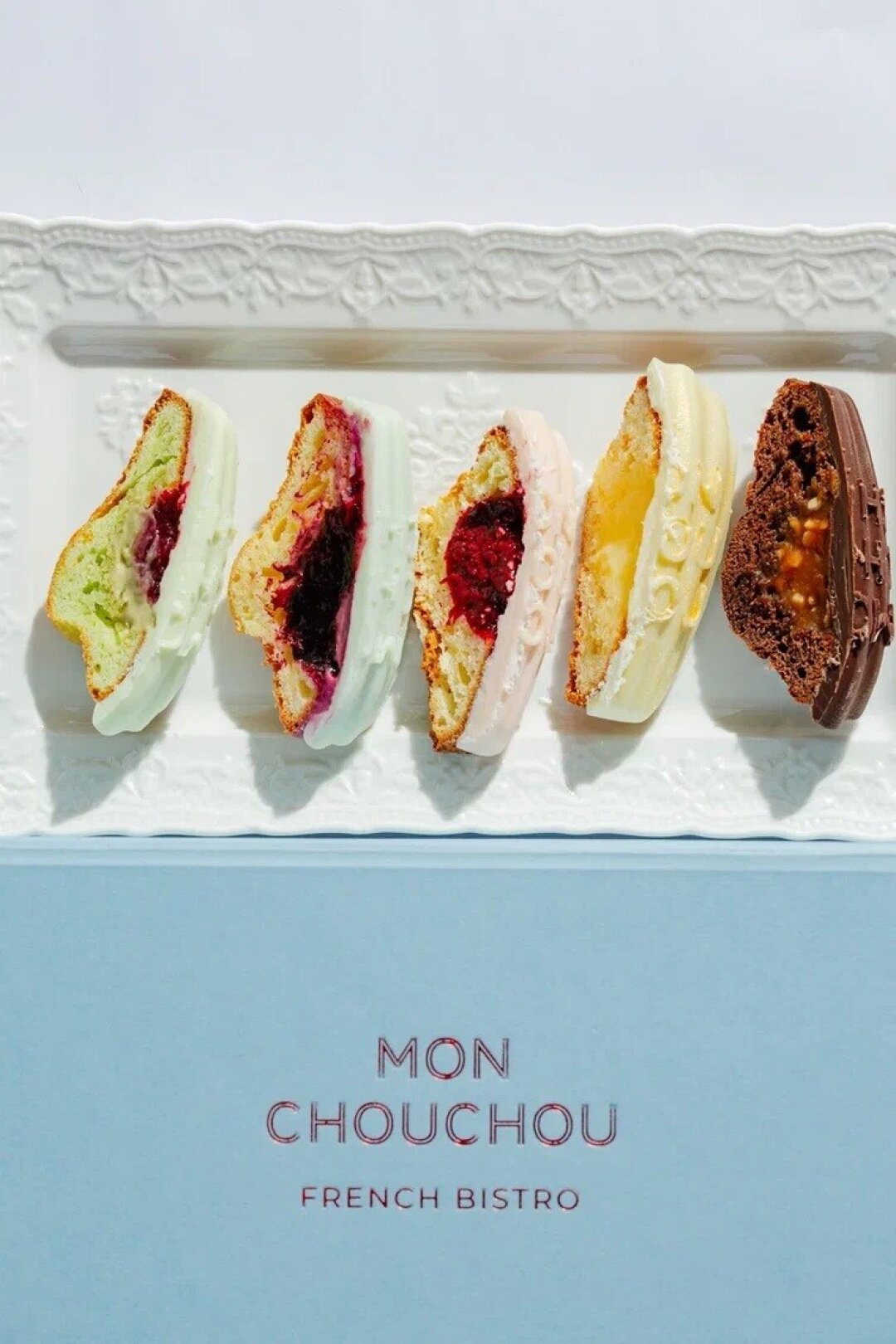 MON CHOUCHOU Мадлен (250 руб.) к Пасхе выпустил шеф-повар Дмитрий Решетников. С 9 апреля в MON CHOUCHOU можно приобрести лимитированный бокс (1900 руб