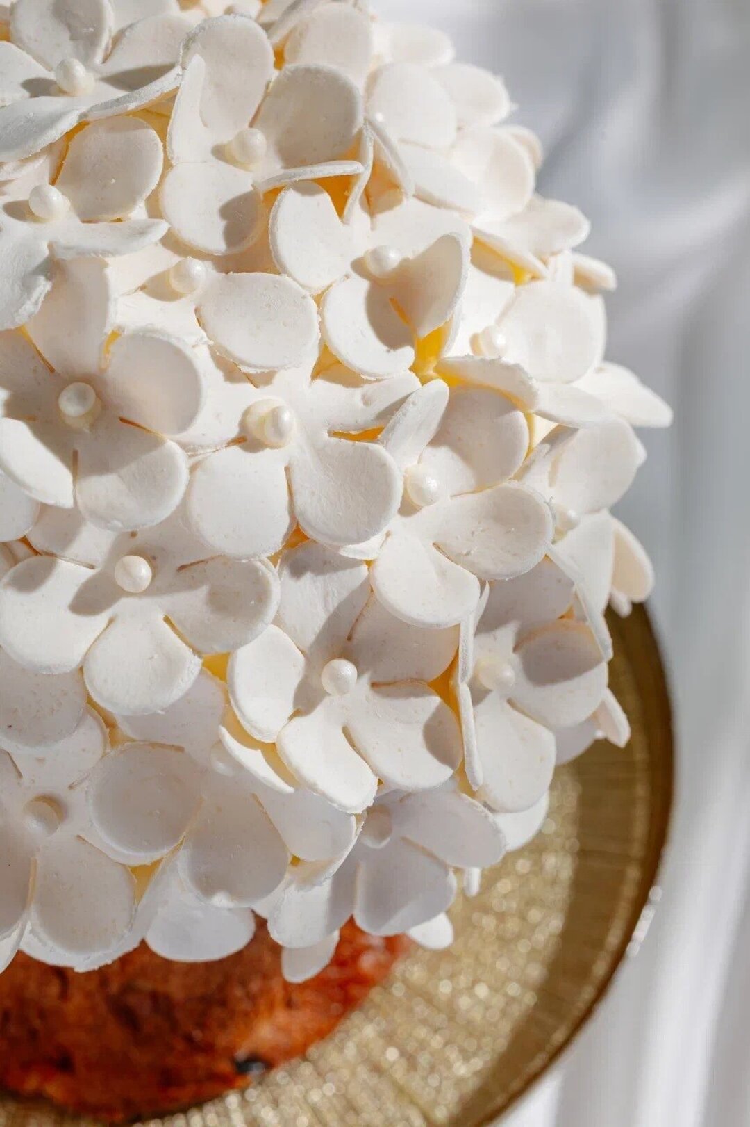 Сristal Паннетоне (4500 руб.) с кремом англез на тёмном шоколаде с нежной шапкой из сливочного крема и изящными цветами из марципана. +7 (812) 207-10