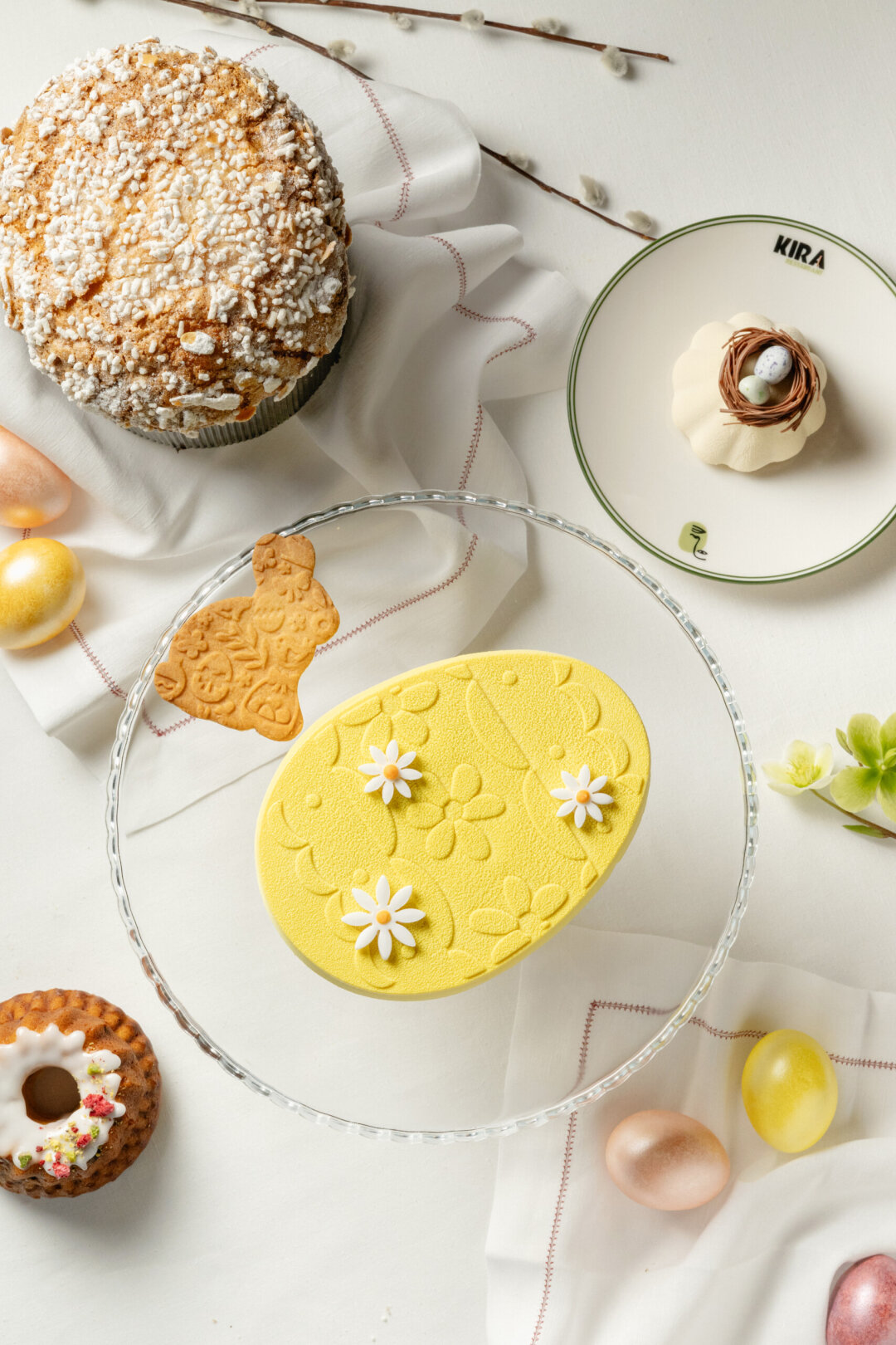 KIRA Кондитер Наталья Дорошенко переосмыслила классические пасхальные сладости. В основе ее коллекции — пасха-яйцо кремовой основы с миндальным сабле