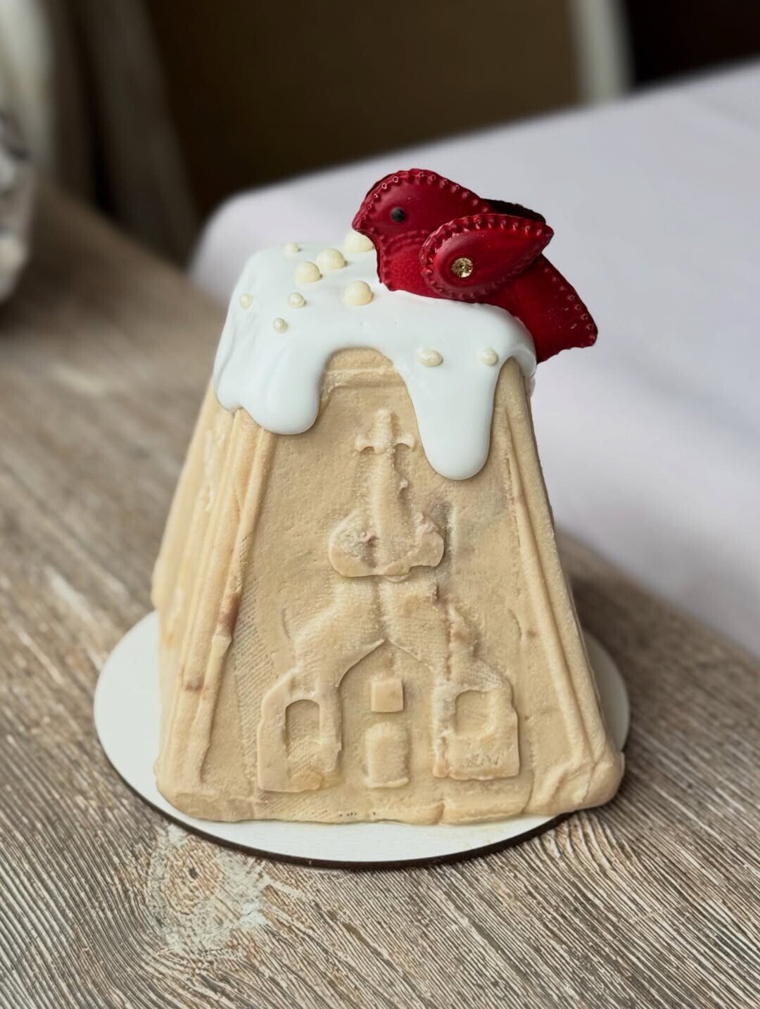 Mindal cafe и «Шеф Маруся и ко» Шеф Маруся Наумова сделала очень нарядную творожную пасху — с красной птичкой сверху. Оформить предзаказ на куличи и