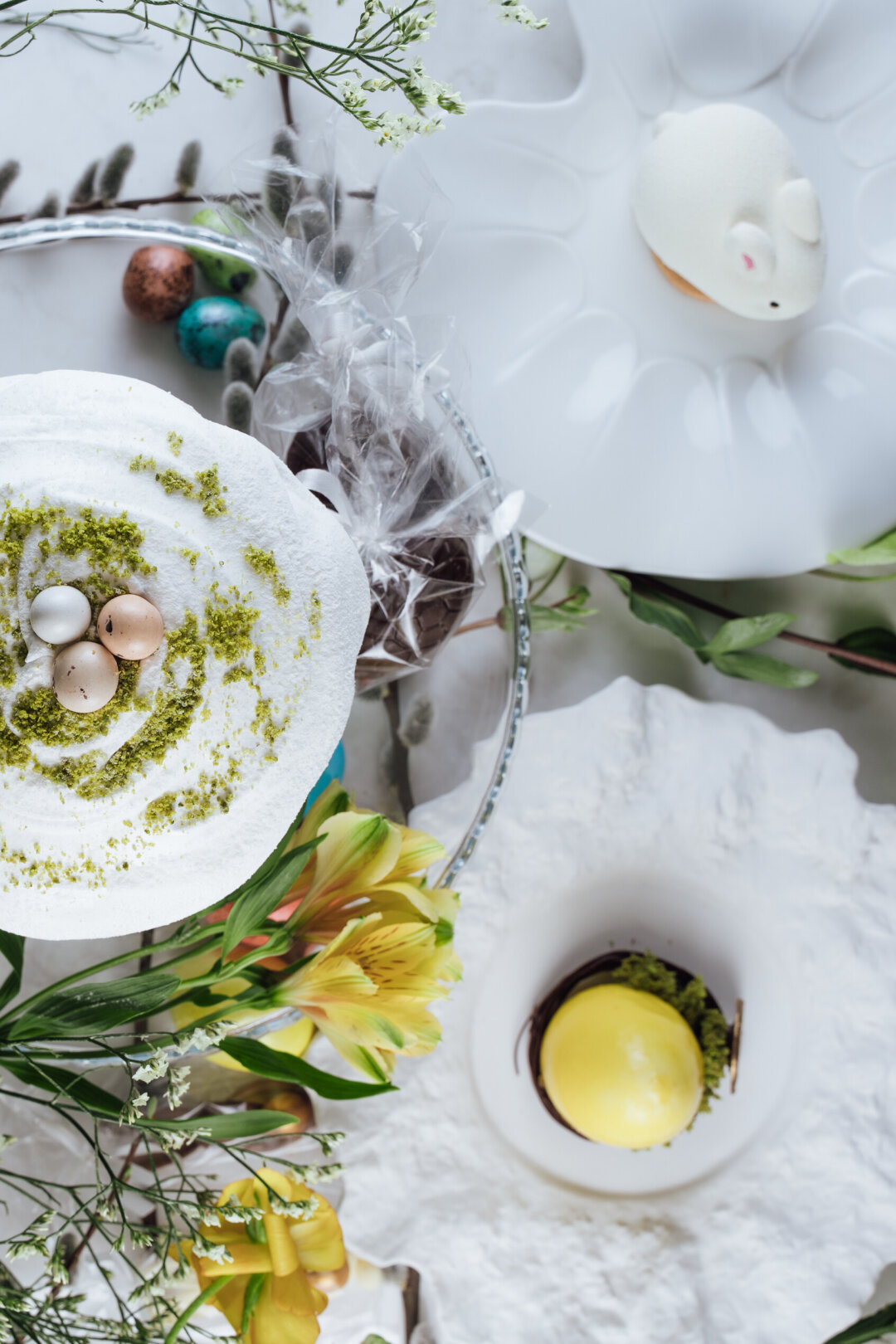 NOK Роман Шульц, шеф-кондитер ресторана, подготовил яркие пасхальные корзины (7900 руб.), в составе которых большой классический кулич с изюмом