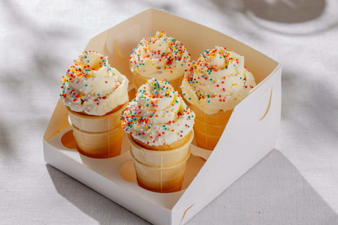 GRAIN Свое ностальгическое видение кулича представил шеф Вадим Куликов. В основе — мини-ромовая баба (490 руб.) с сочной пропиткой, нежный сливочный