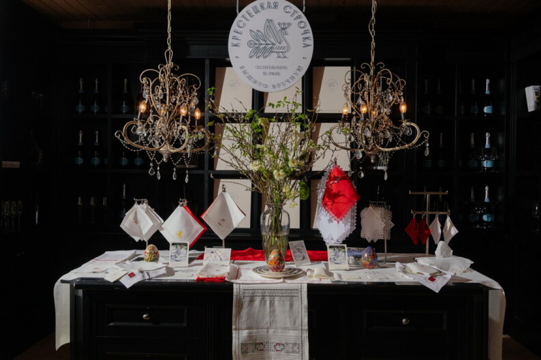 «Рыба на Даче» Наш любимый загородный ресторан выступил в коллаборации с фабрикой «Крестецкая строчка», возродившей народный промысел традиционной