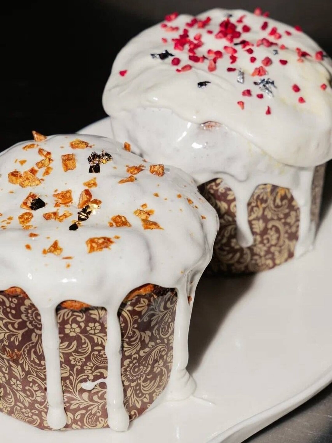 No Regrets Безглютеновые куличи пекут в двух вариациях: с домашними цукатами из манго и клюквы, пропитанный апельсиновым соком с начинкой из заварного