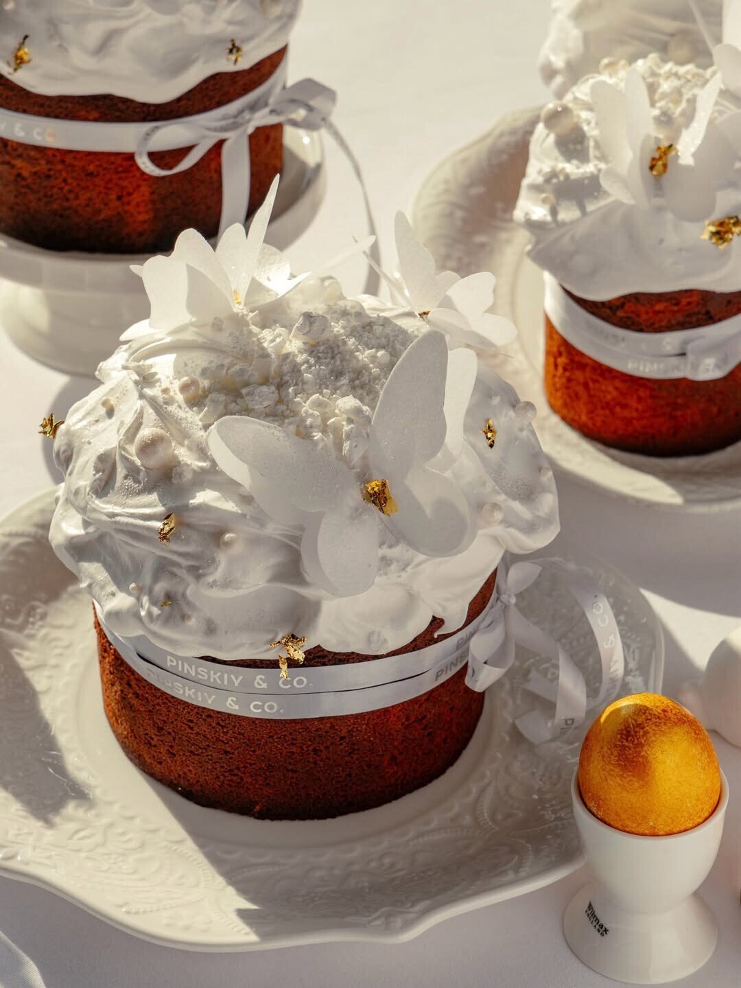 Avocado Queen и Antonio Bistro Тесто для куличей сдобное и воздушное, на сметане с апельсиновой пастой и какао. Внутри — нежный ванильный крем, а верх